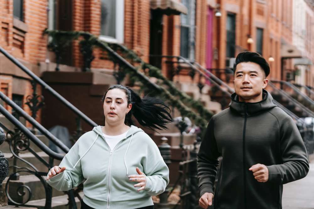 Una pareja haciendo deporte fuera del gimnasio