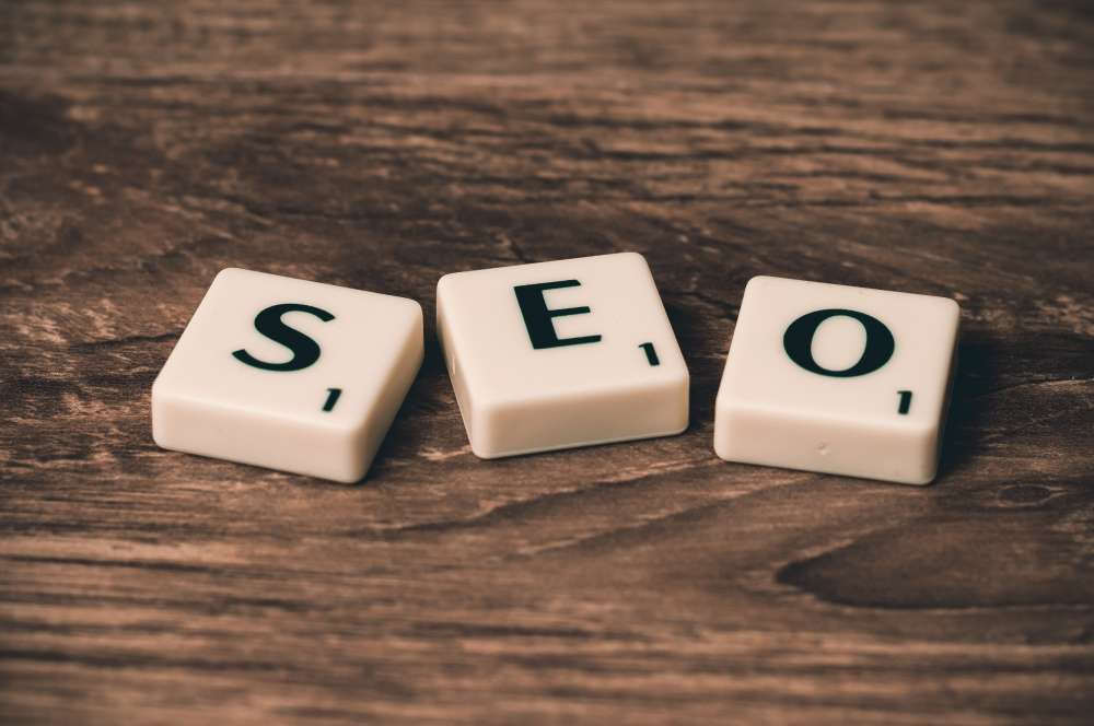 Una de las tácticas de las empresas para ganar atención de clientes en la red es optimizar el SEO en sus contenidos