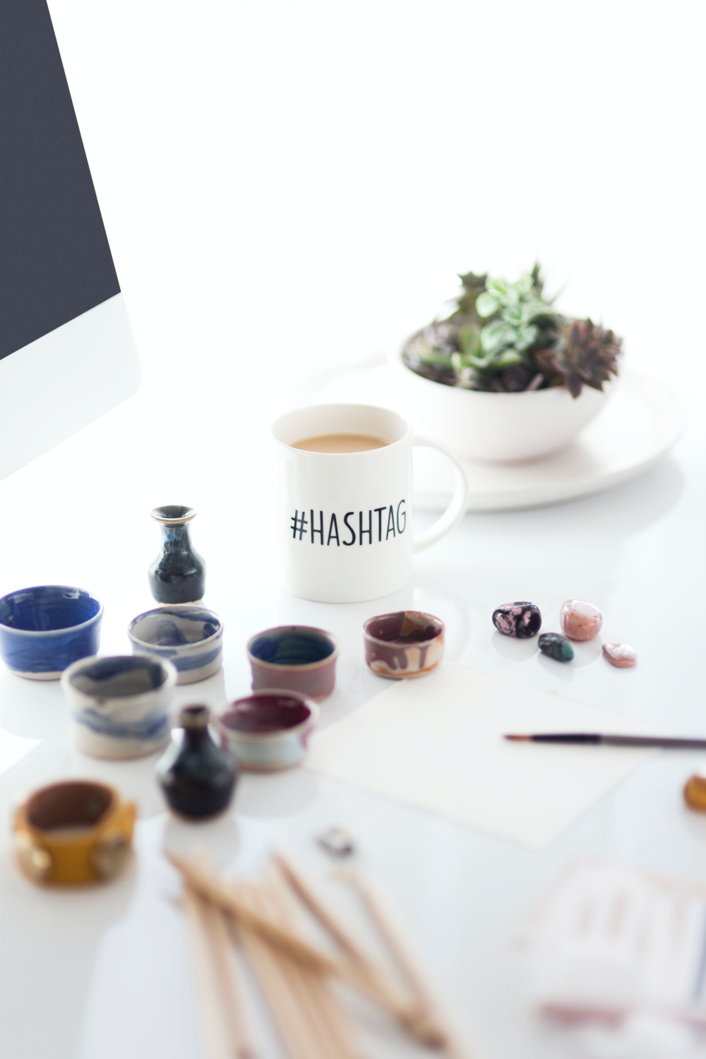 Tasse Hashtag sur un plan de travail