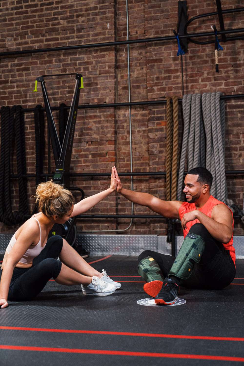coach de crossfit avec un client dans une box