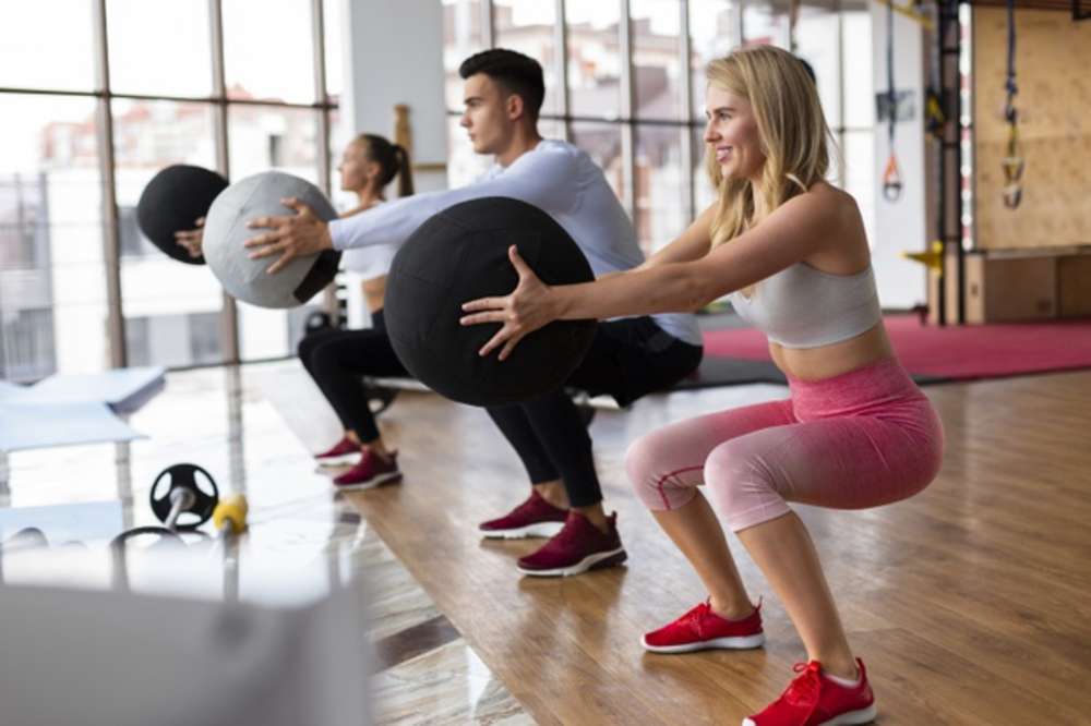 Gruppentraining von 3 Personen im Yoga-Studio