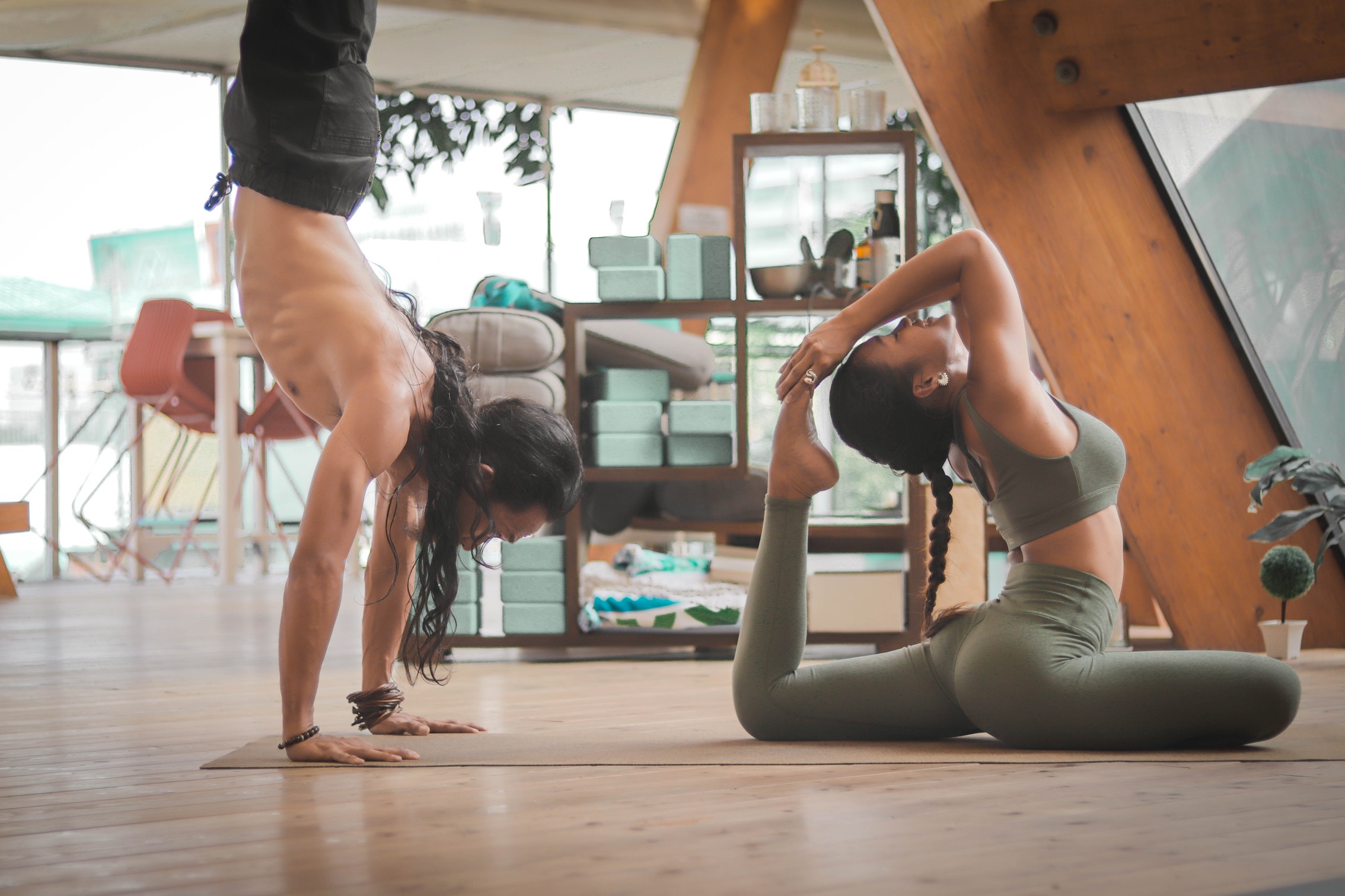 Mann und Frau, die Yoga im Studio tun