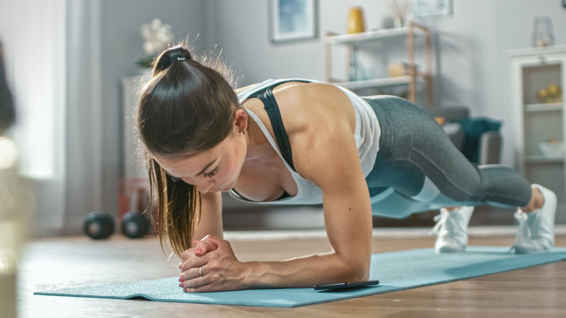 Cómo hacer una rutina de entrenamiento funcional en casa