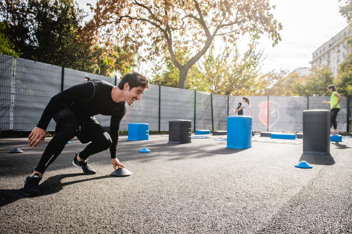 Hombre en ropa deportiva se prepara para hacer ejercicio al aire libre