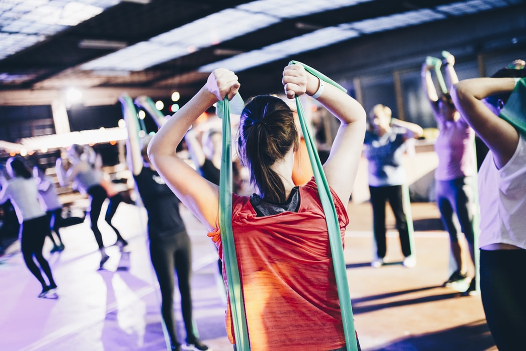 grupo de personas haciendo deporte