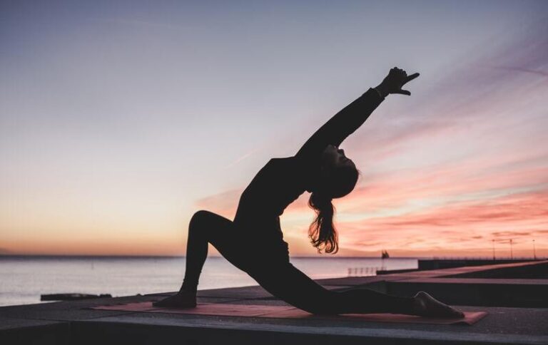 En qué se diferencia pilates de yoga