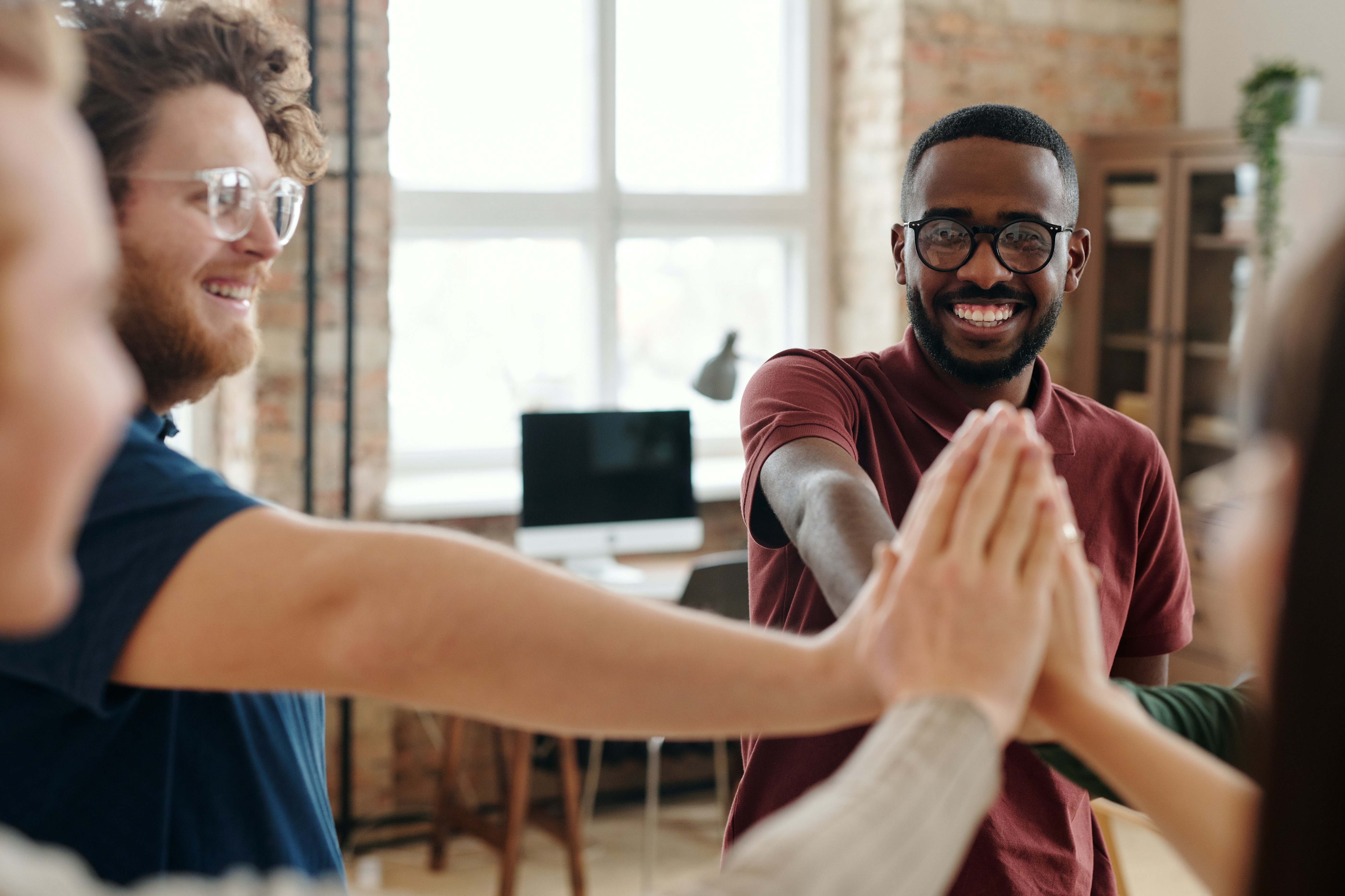 empleados en la oficina juntos