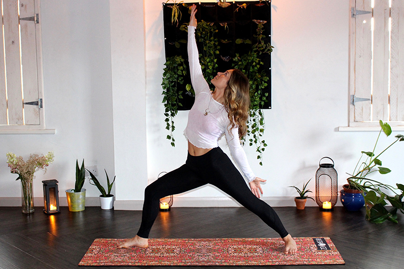 Frau, die Yoga im Studio tut