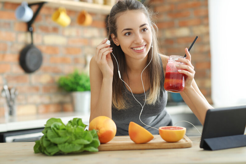 Why should students eat healthy snacks?