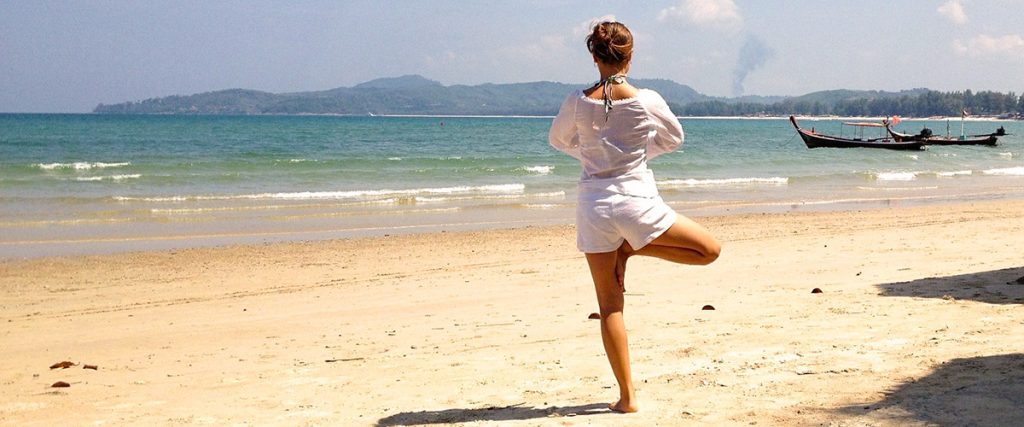 woman-yoga-on-beach-virtuagym-1024x427