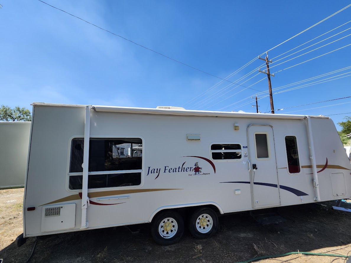 $85 a Day Jay Feather 28ft 2-bedroom 2 Queen Beds GVW: 4,400 lbs, Hitch Weight: 445 lbs 30amp Service