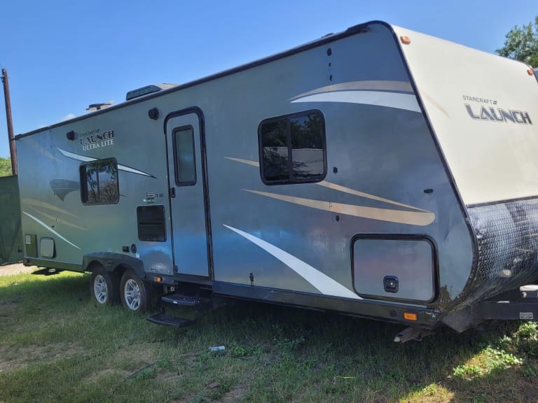 $95 a Day StarCraft 32ft Camper 1 Queen 2 Twin Bunks GVWR: 6,600 lbs, Hitch Weight: 625 lbs 30amp Service
