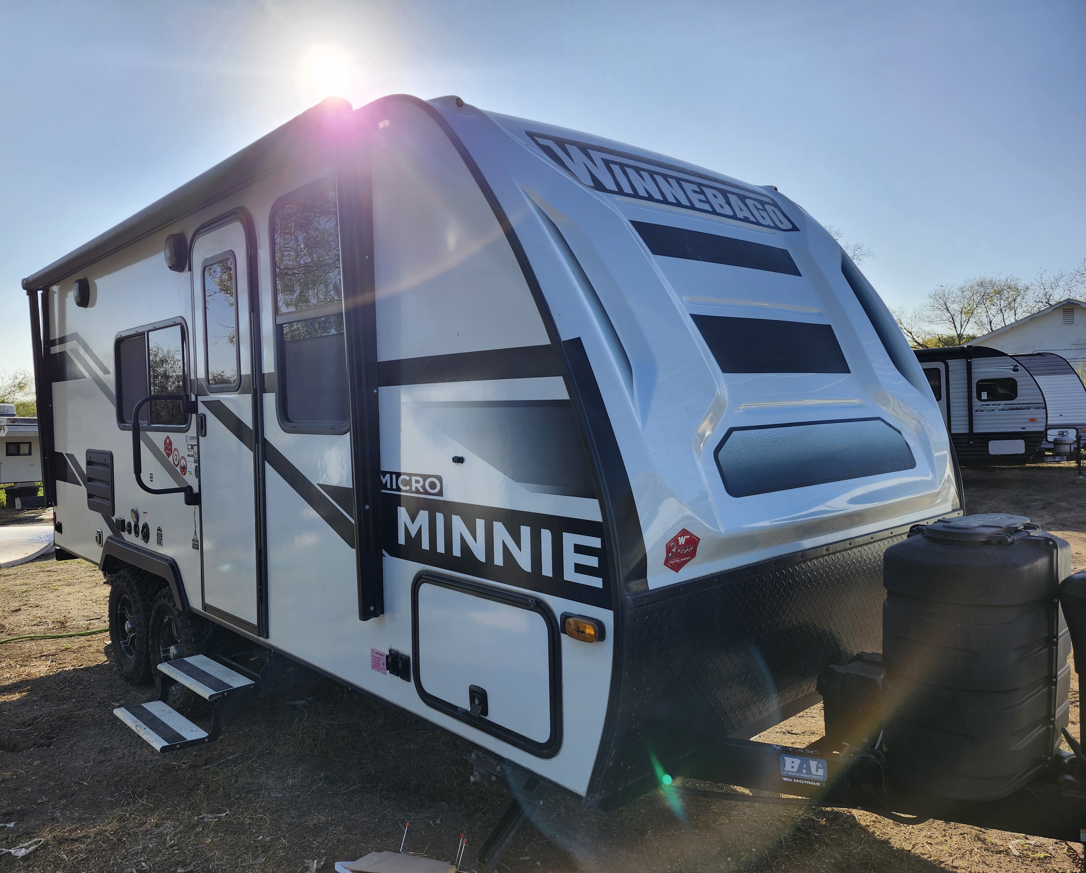 $99 a Day Micro Winni 22.5ft 1 Queen Bed GVW: 5,500 lbs, Hitch Weight: 404 lbs 30amp Service