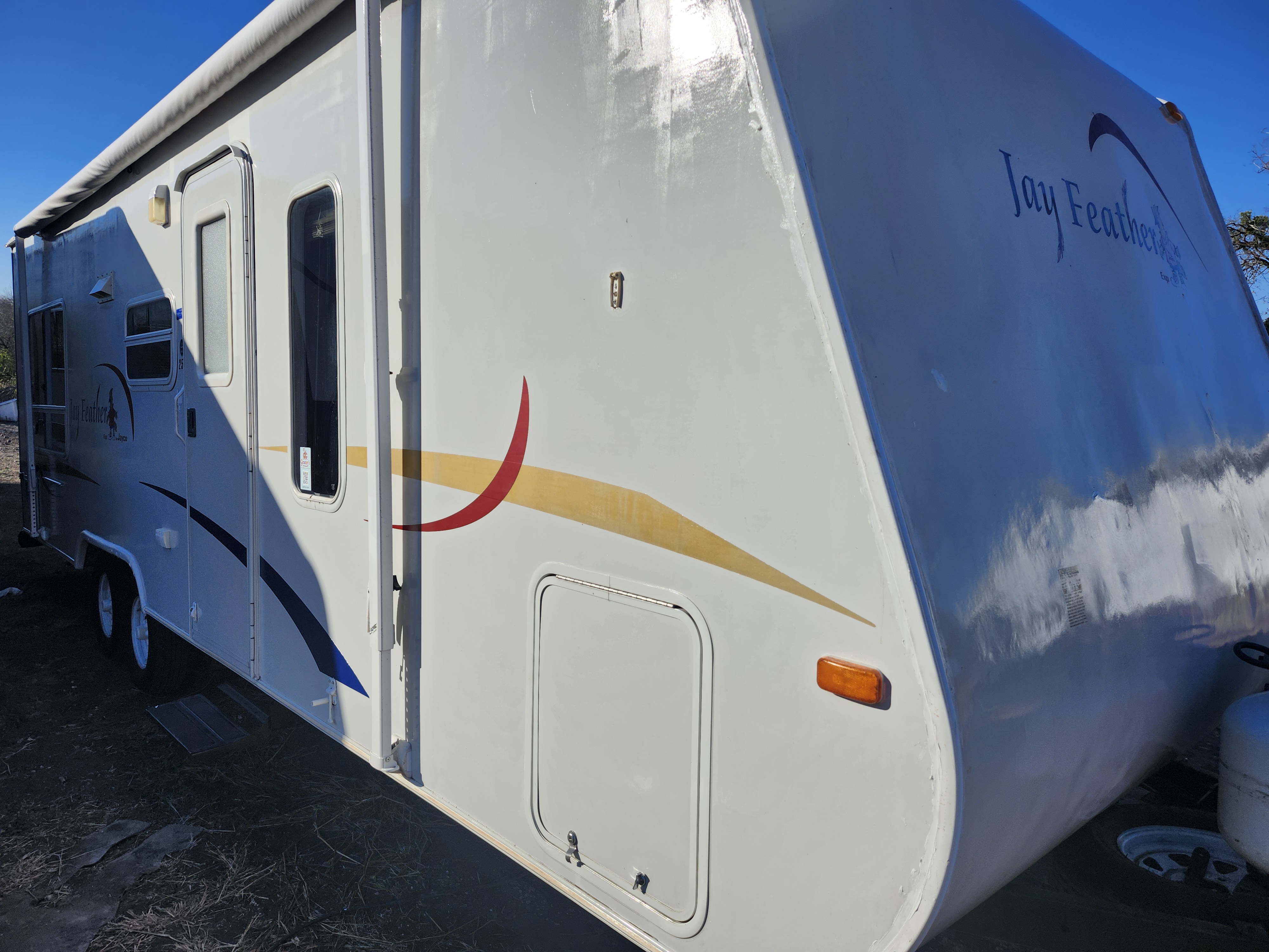 SPECIAL 20 percent OFF $85 a Day REDUCED to $68 a Day Jay Feather 28ft 2-bedroom 2 Queen Beds GVW: 4,400 lbs, Hitch Weight: 445 lbs 30amp Service