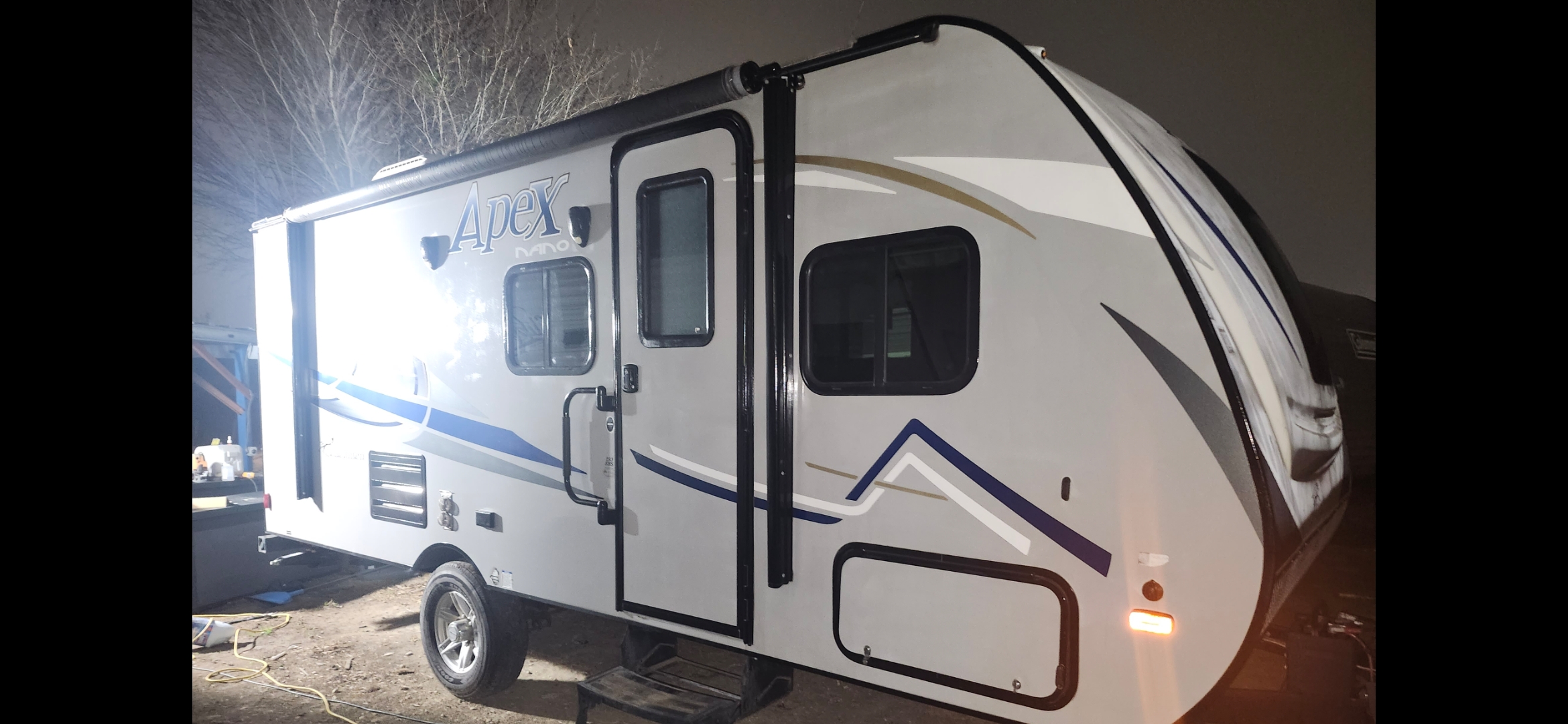 $90 The Apex 23ft 1 Queen Bed 2 twin bunk beds GVW: 4,700 lbs, Hitch Weight: 406 lbs 30amp Service