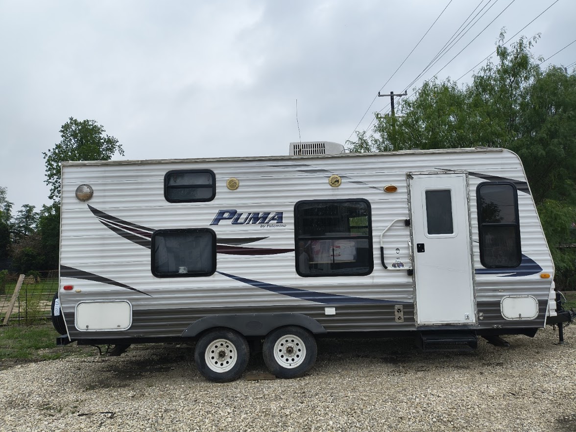 $85 a Day The Puma 19ft 1-bedroom 1 Queen Beds 1 Twinn Bunk over  GVW: 3,500 lbs, Hitch Weight: 460 lbs 30amp Service
