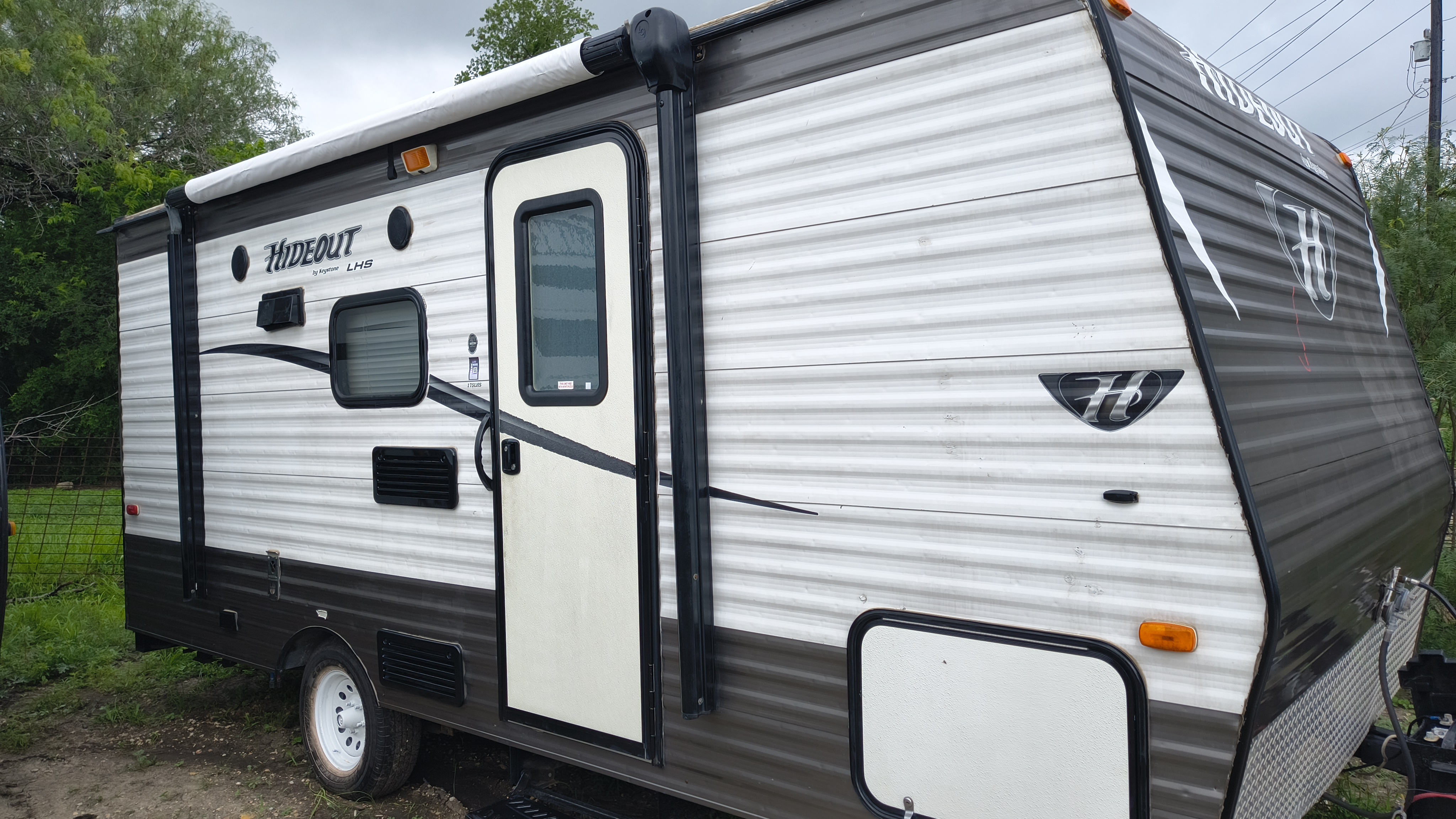 $95 a Day The Hideout 18ft 1 Queen Bed 2 Twinn Bunks  GVW: 3,300 lbs, Hitch Weight: 445 lbs 30amp Service