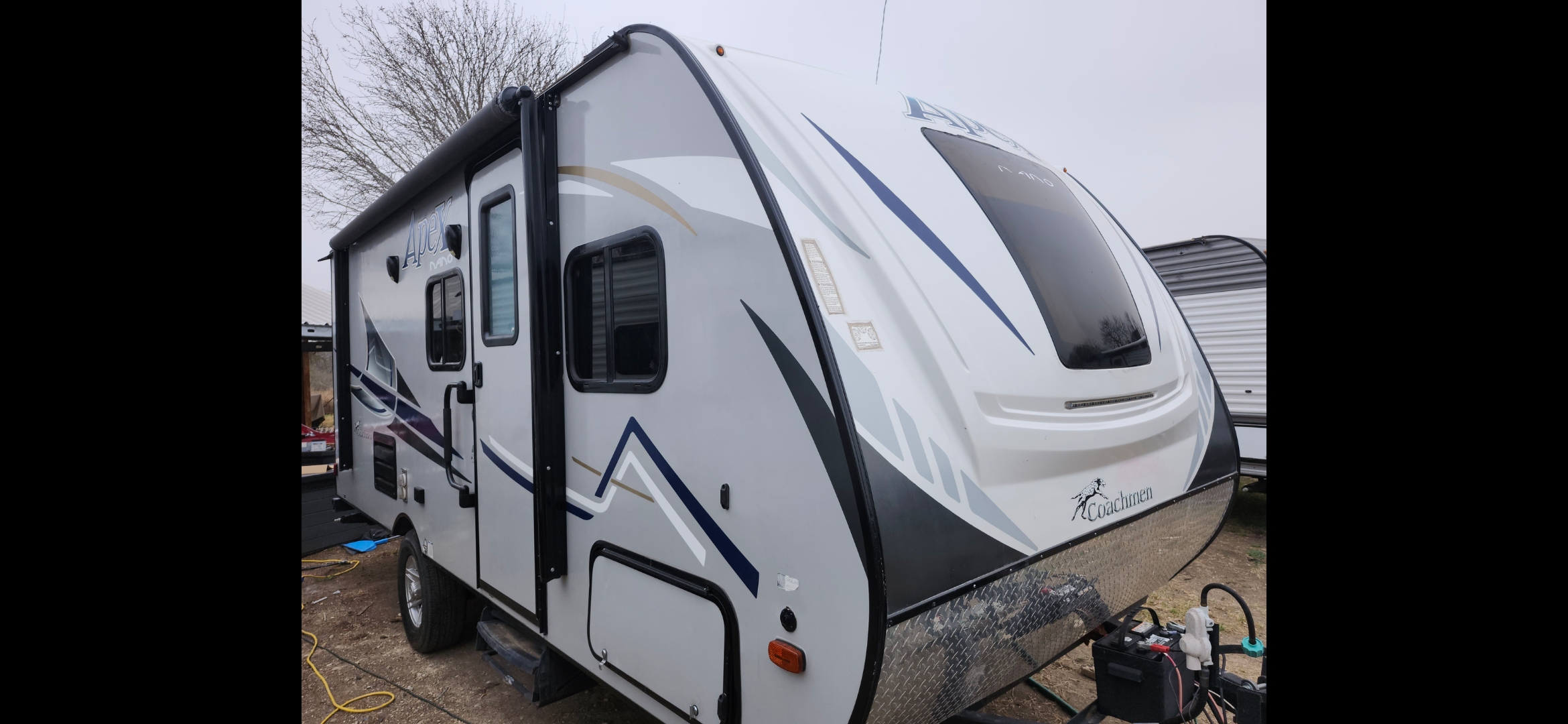 $129 Micro Winni 22.5ft 1 Queen Bed GVW: 5,500 lbs, Hitch Weight: 404 lbs 30amp Service