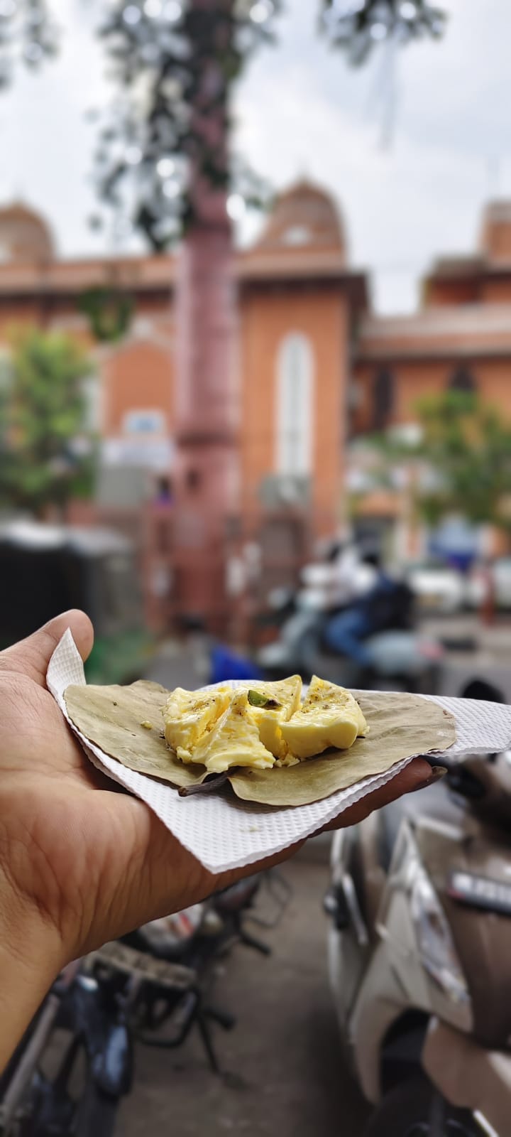 Gulab chand dairy, spot famous for its Kesar Makkhan in Chaura Rasta, Jaipur - photo 3 - Thela Khojo