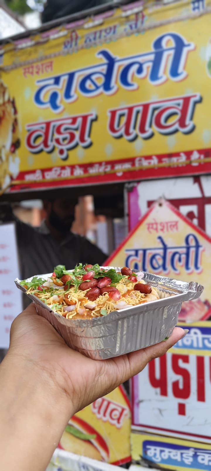 Shreenath ji dabeli wala, spot famous for its Dabeli in Chaura Rasta, Jaipur - Thela Khojo