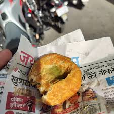 Khunteta Kachori Wala, spot famous for its Aloo Kachori in Chaura Rasta, Jaipur - photo 4 - Thela Khojo