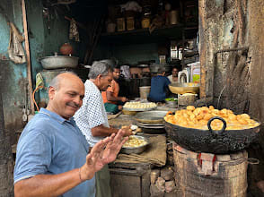 Khunteta Kachori Wala, spot famous for its Aloo Kachori in Chaura Rasta, Jaipur - photo 5 - Thela Khojo