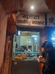 Khunteta Kachori Wala, spot famous for its Aloo Kachori in Chaura Rasta, Jaipur - Thela Khojo
