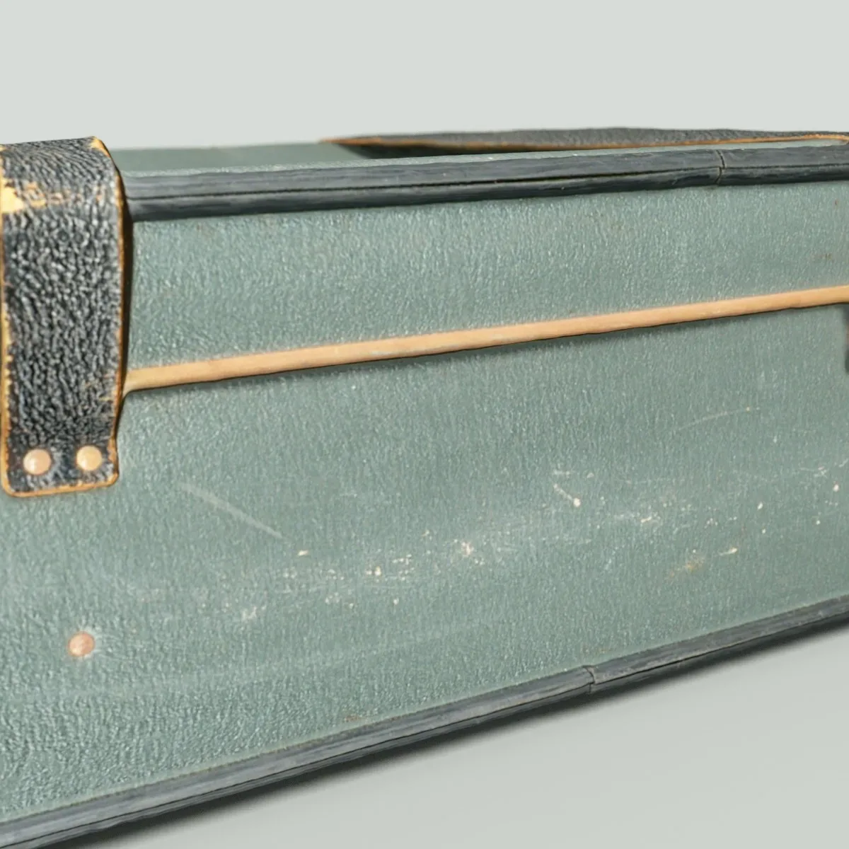 Realistic 3D Scanned Suitcase Luggage, Briefcase for Virtual Worlds, Art Projects and Simulations 1