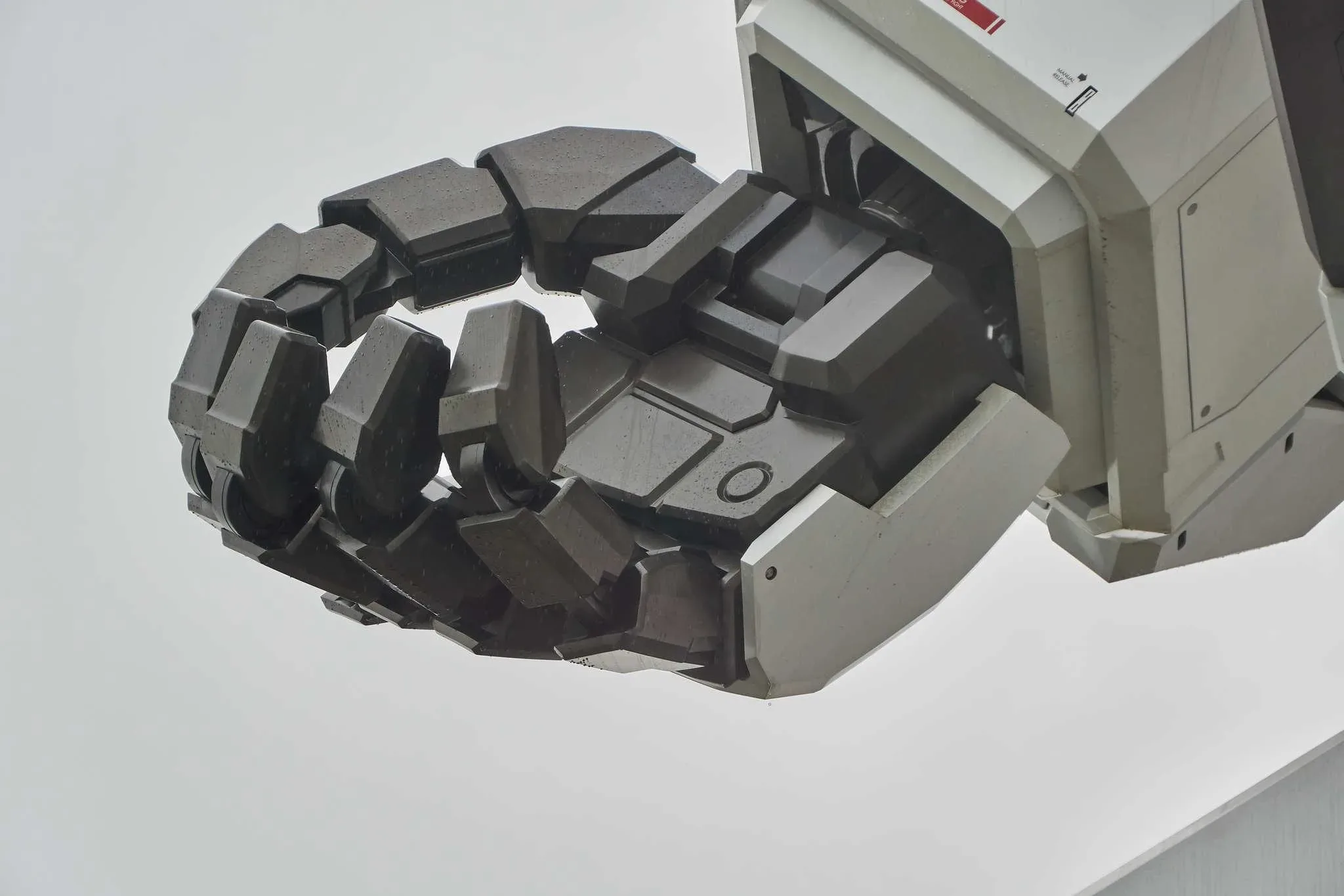 125 photos of Massive Gundam Robot