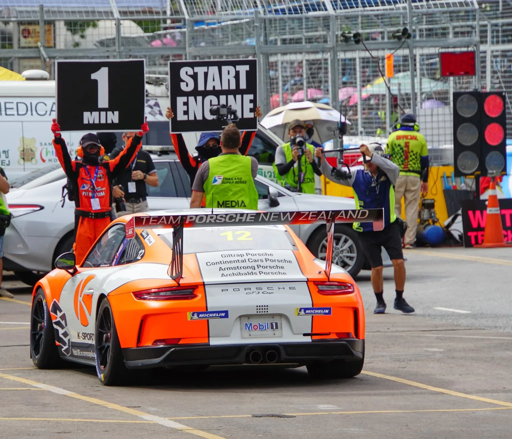 387 photos of Porsche Race Pit Sto387 photos of Porsche Race Pit Stop