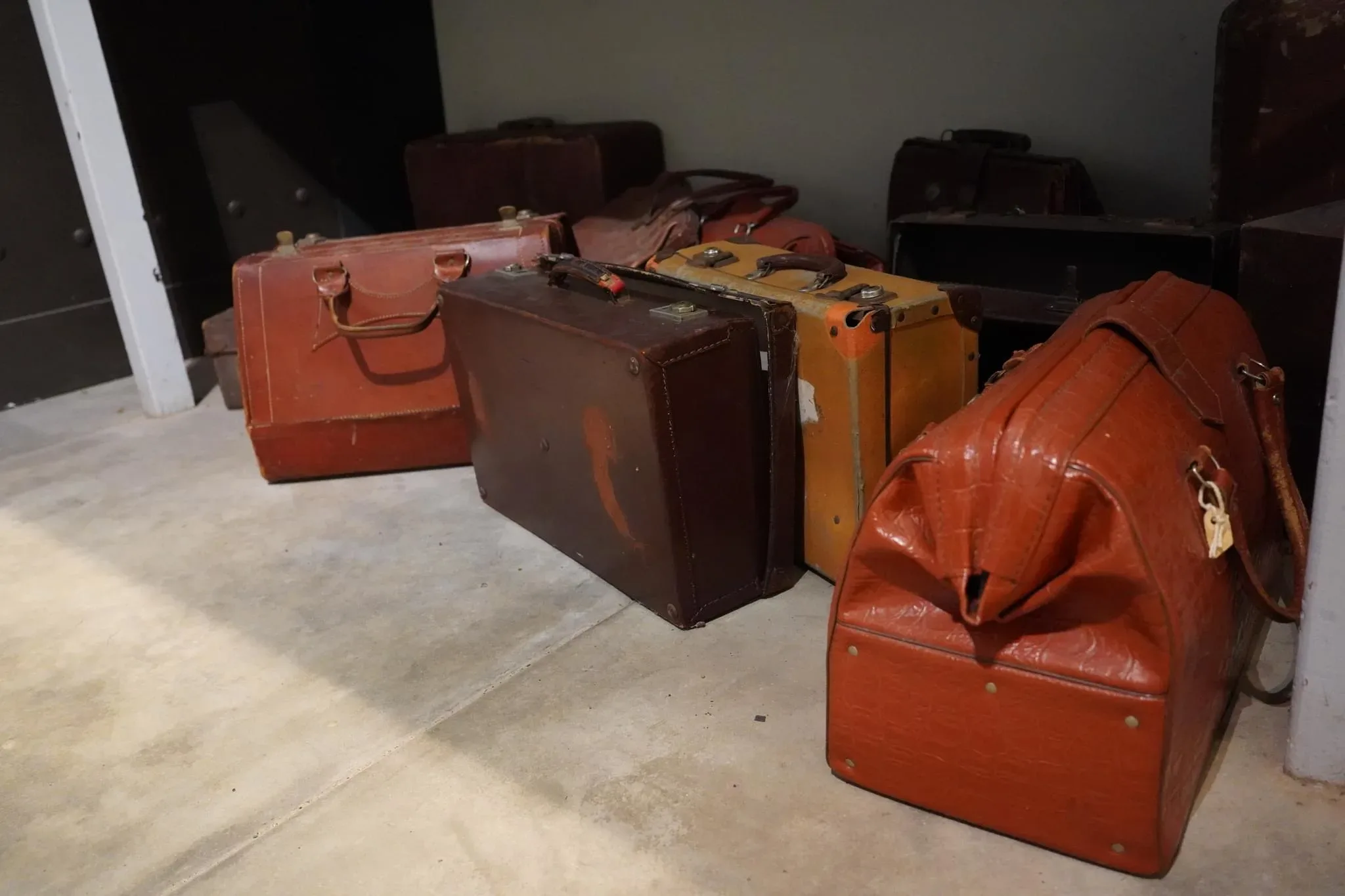 90 photos of Vintage Leather Suitcases