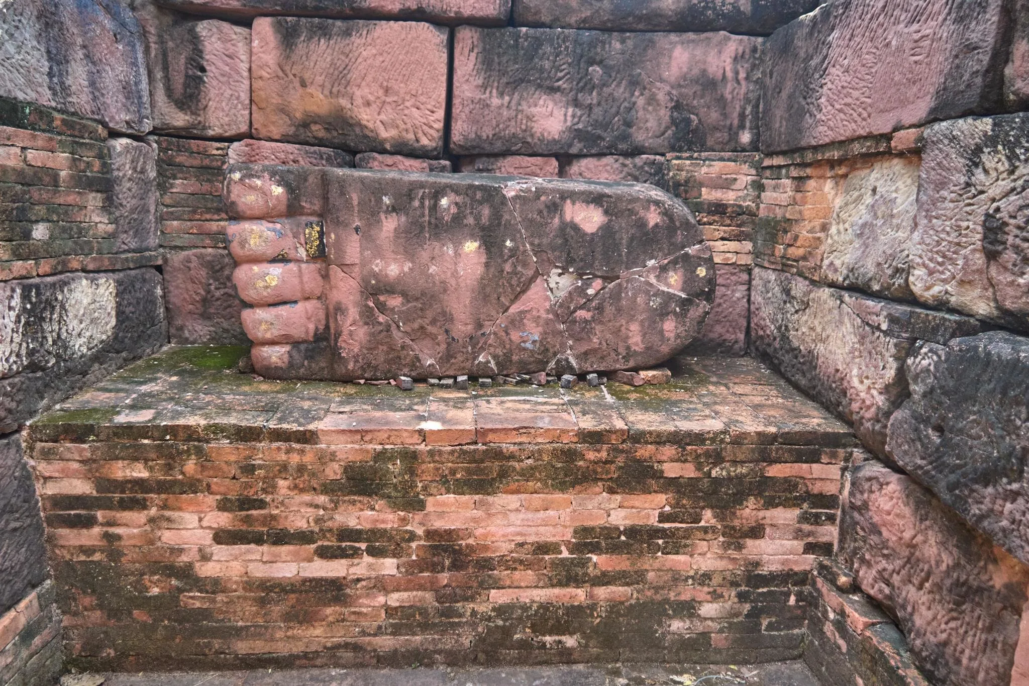 186 photos of Buddha Foot Small Khmer Temple