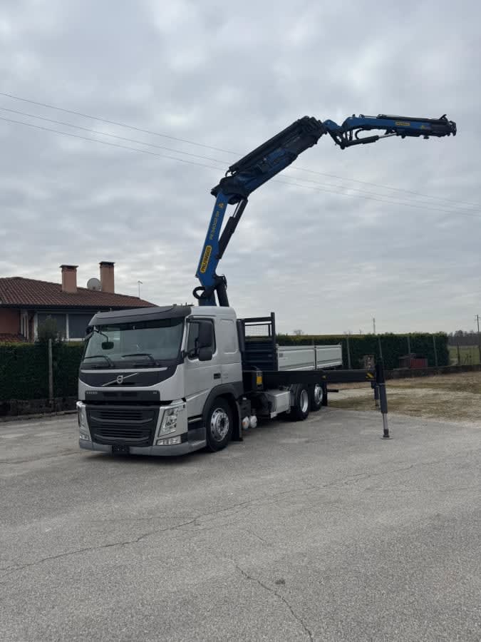 VOLVO FM 450 CON GRU E CASSONE RIBALTABILE EURO 6