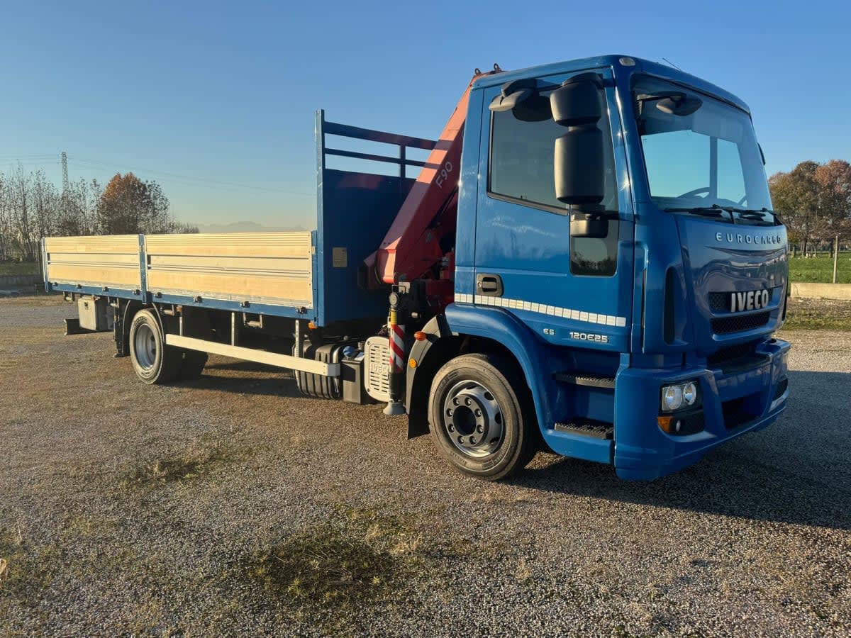 IVECO 120.25 CON GRU E CASSONE FISSO EURO 5