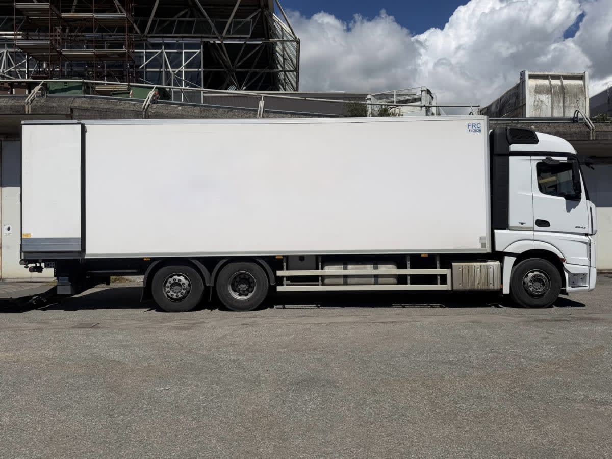 MERCEDES 2542 CON FRIGO CARRIER E SPONDA EURO 6 — foto 2 di 4