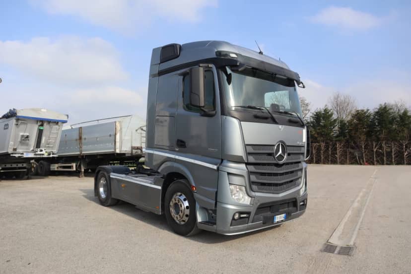 TRATTORE STRADALE CON IMPIANTO IDRAULICO EURO 6 — foto 4 di 12