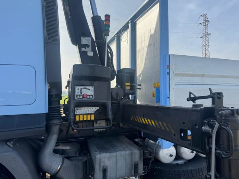 Iveco 260.42 CON GRU E CASSONE FISSO EURO 5 — foto 10 di 17