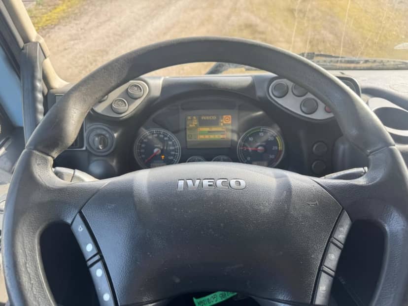Iveco 260.42 CON GRU E CASSONE FISSO EURO 5 — foto 15 di 17