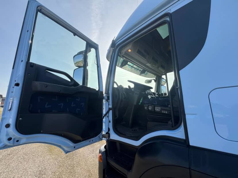 Iveco 260.42 CON GRU E CASSONE FISSO EURO 5 — foto 13 di 17