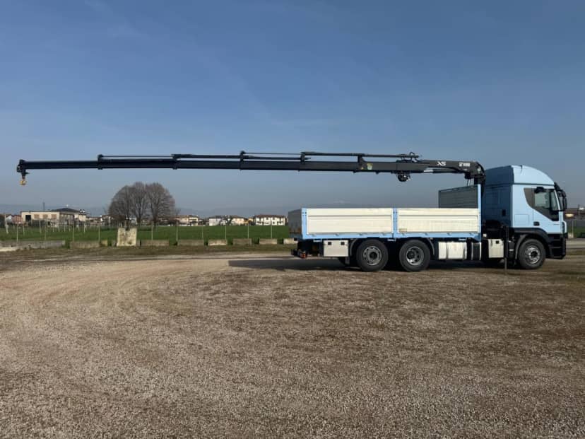 Iveco 260.42 CON GRU E CASSONE FISSO EURO 5 — foto 8 di 17