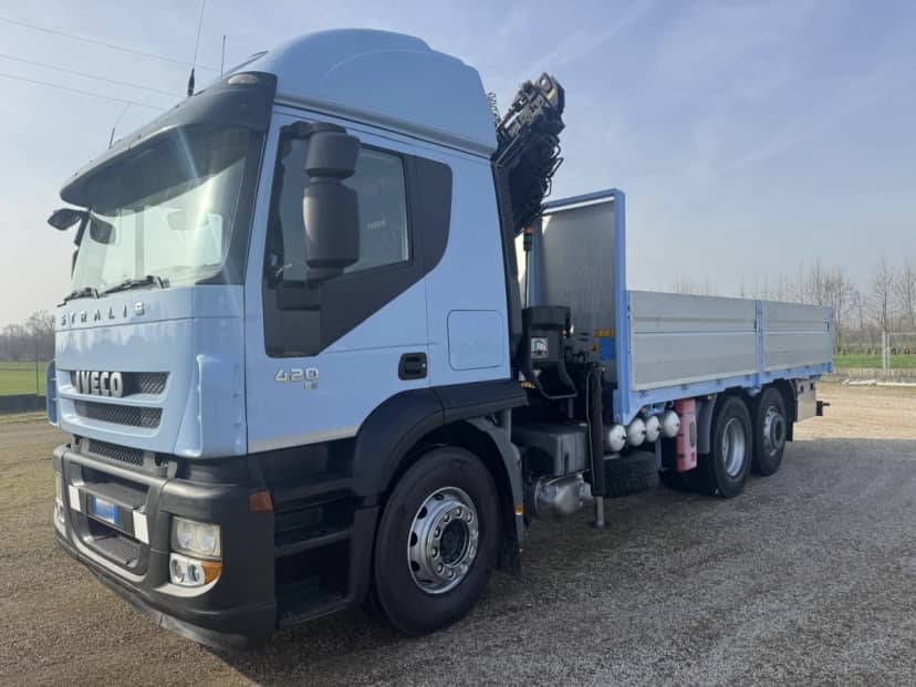 Iveco 260.42 CON GRU E CASSONE FISSO EURO 5