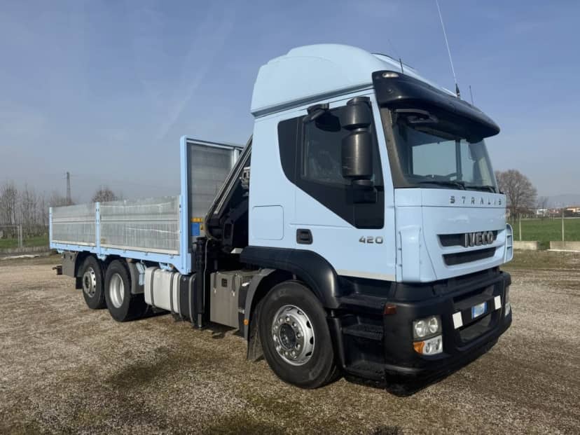 Iveco 260.42 CON GRU E CASSONE FISSO EURO 5 — foto 2 di 17