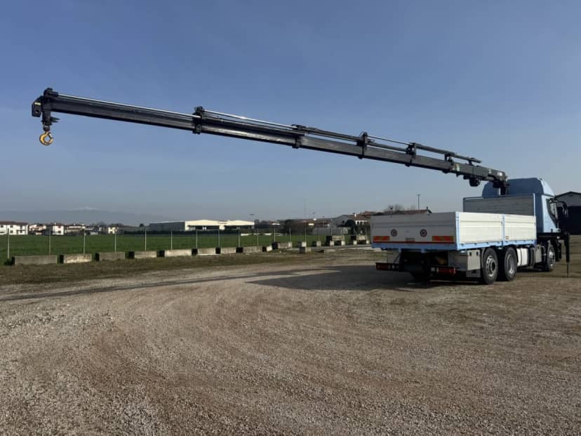 Iveco 260.42 CON GRU E CASSONE FISSO EURO 5 — foto 9 di 17