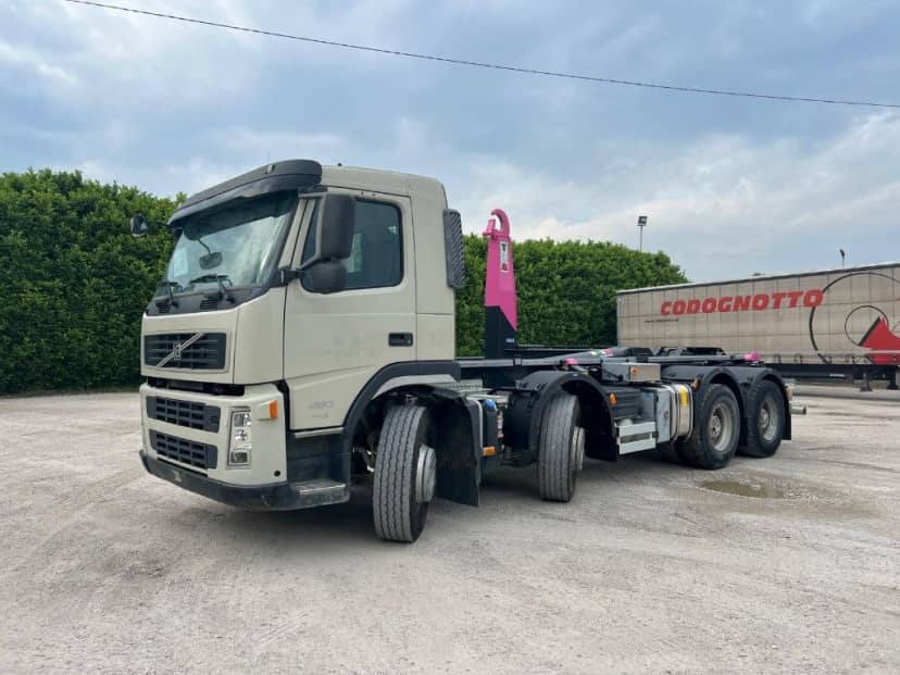 VOLVO FM480 SCARRABILE BALESTRATO I° E IV° ASSE PNEUMATICO II° E III° ASSE 8 — foto 1 di 10