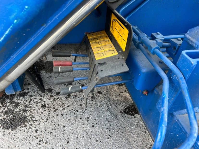 CONTAINER SCARRABILE USATO A PIANALE SENZA SPONDE CON CODA A ZERO E GRU — foto 7 di 7