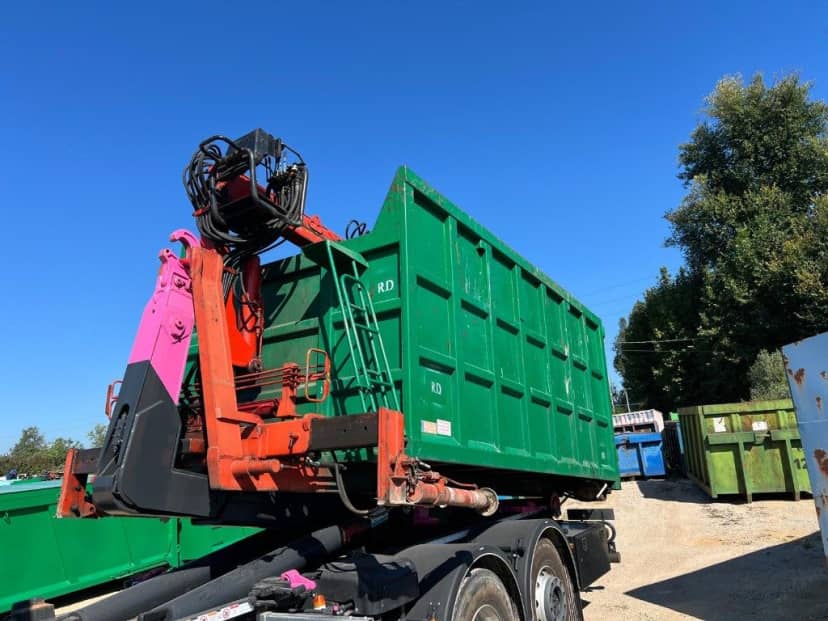 CONTAINER SCARRABILE USATO A CIELO APERTO PER INGOMBRANTI CON GRU E POLIPO — foto 1 di 10