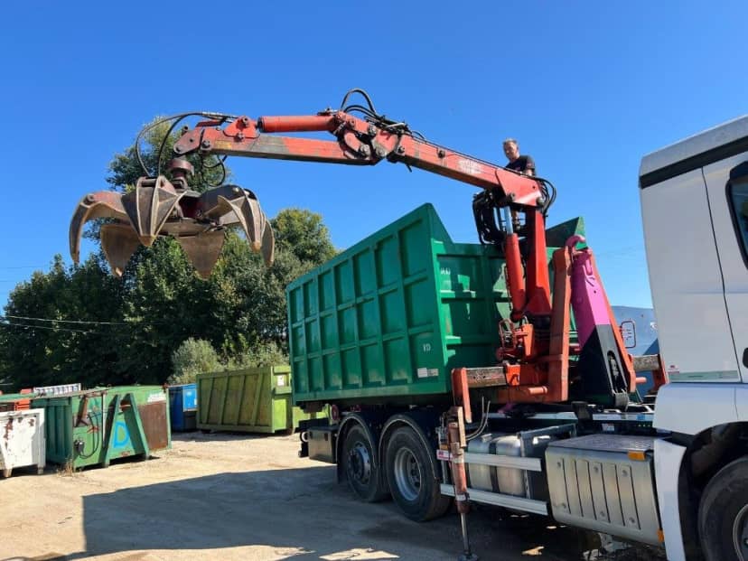CONTAINER SCARRABILE USATO A CIELO APERTO PER INGOMBRANTI CON GRU E POLIPO — foto 6 di 10