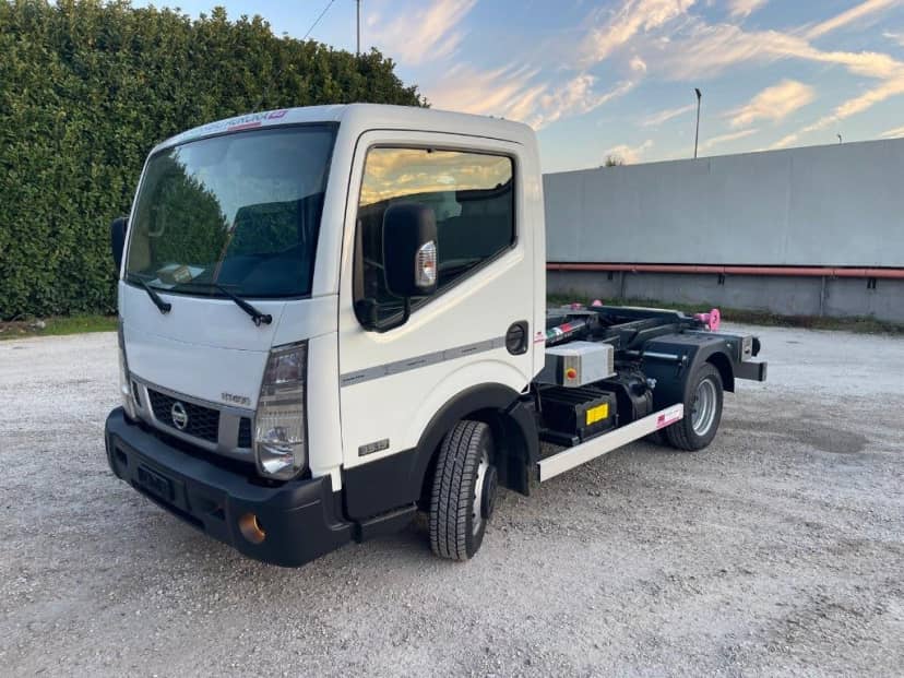 NISSAN NT400 SCARRABILE BALESTRATO
