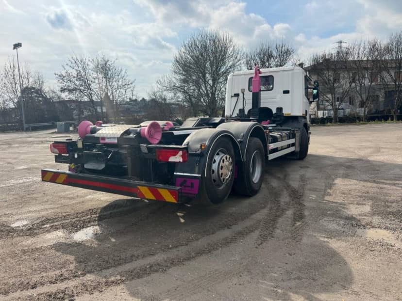 SCANIA P410 CP16 SCARRABILE BALESTRATO ANTERIORE E PNEUMATICO POSTERIORE — foto 4 di 10