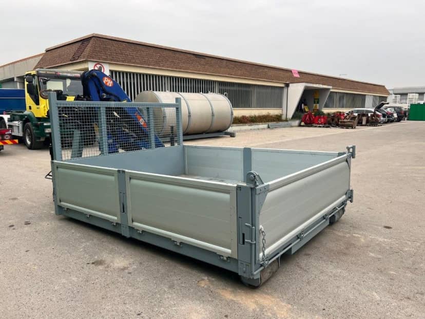 CONTAINER SCARRABILE A CIELO APERTO A PIANALE CON SPONDE IN TR5 E GRU PM USATA — foto 3 di 5